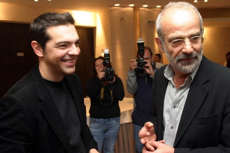 Αποφράδα ημέρα: Όταν ο Αλέκος Αλαβάνος σύστηνε στο κοινό τον άγνωστο τότε Αλέξη Τσίπρα! – Βίντεο